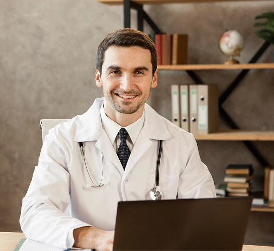 Nutricionista esportivo Rafael Monteiro analisando avaliação física